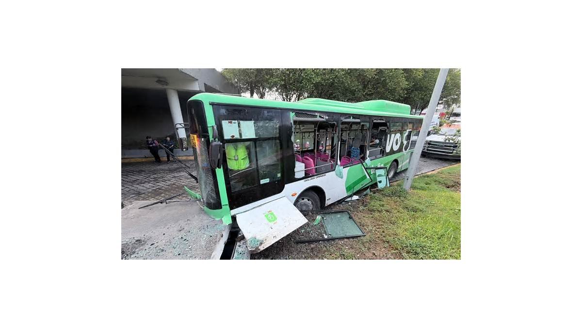 Ruta 109 derrapa y choca contra base de concreto en el Centro de Monterrey; deja 6 lesionados