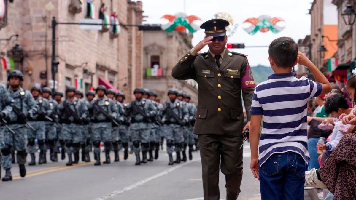 Más de 9 mil 700 participan en desfile por natalicio de Morelos en Morelia