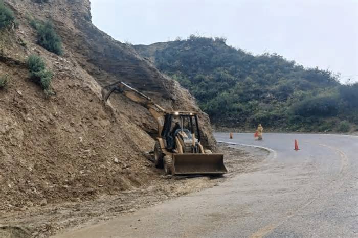 SICT Querétaro atiende derrumbes en la carretera San Juan del Río-Xilitla
