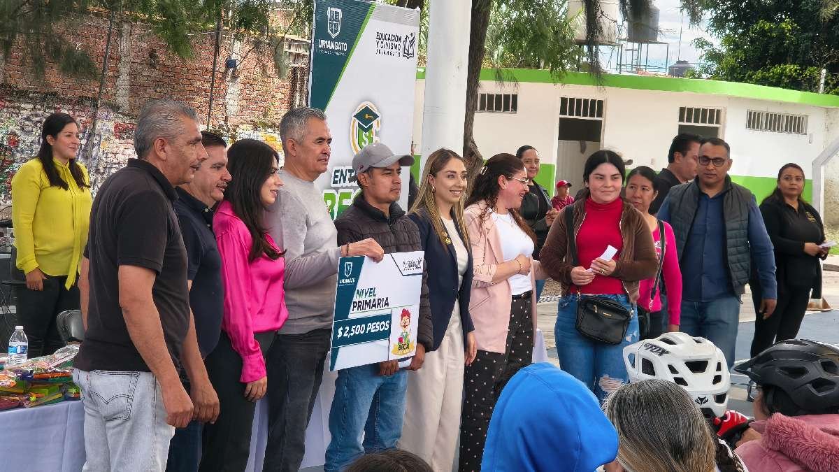 Entregan becas y útiles en Uriangato a más de mil 300 alumnos de varios niveles