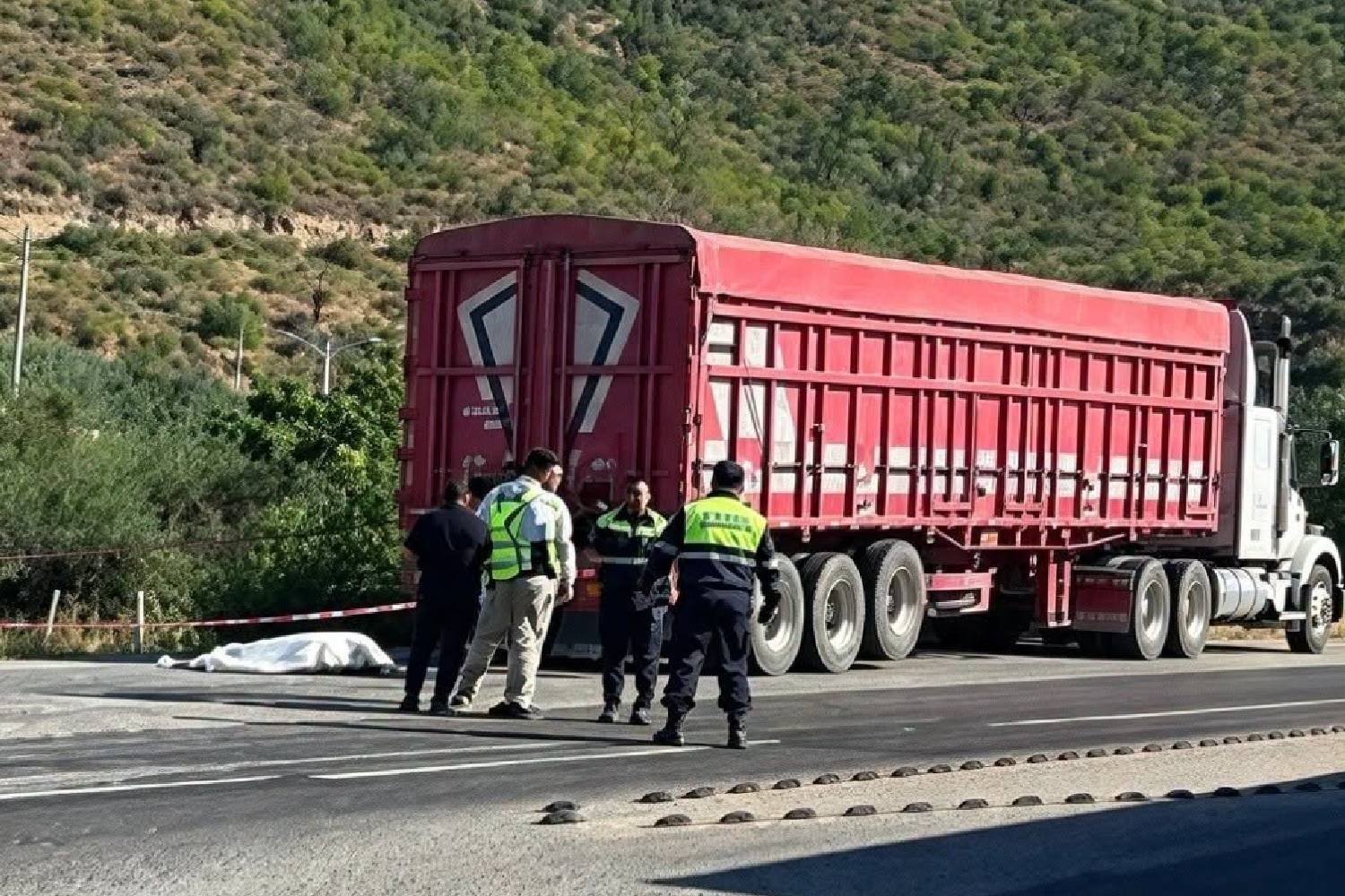 Hombre pierde la vida en La Paz luego de ser presuntamente atropellado por un tráiler en reversa