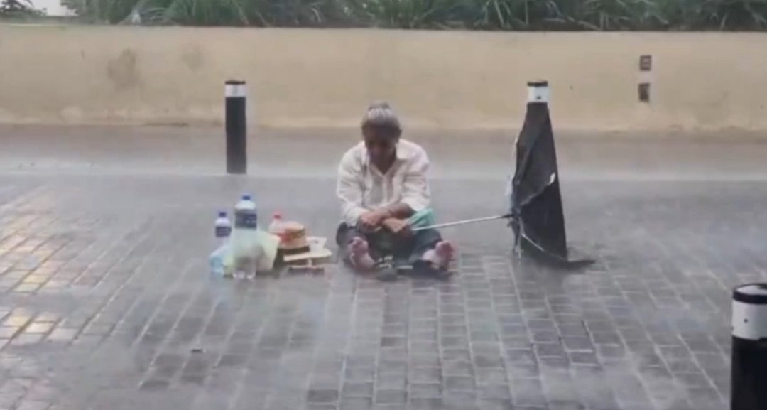 Mujer de 70 años protesta bajo la lluvia frente a Palacio de Gobierno de Mérida, Yucatán, para exigir solución al problema del agua