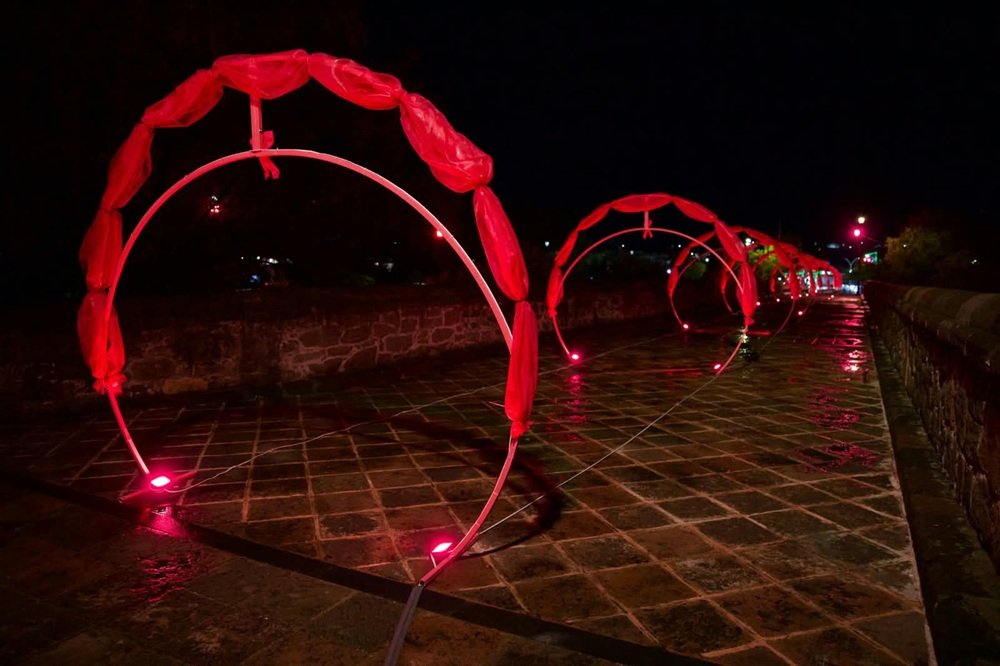 Encienden luces rosas en el Puente de la Historia en San Juan