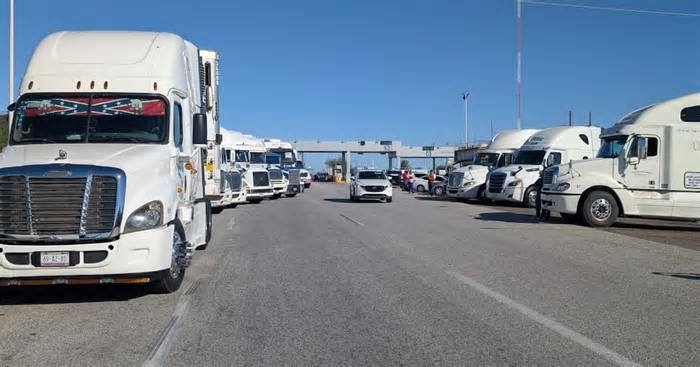 Transportistas de Sonora bloquean la caseta 152 de Hermosillo contra el recorte de estímulos fiscales y las extorsiones