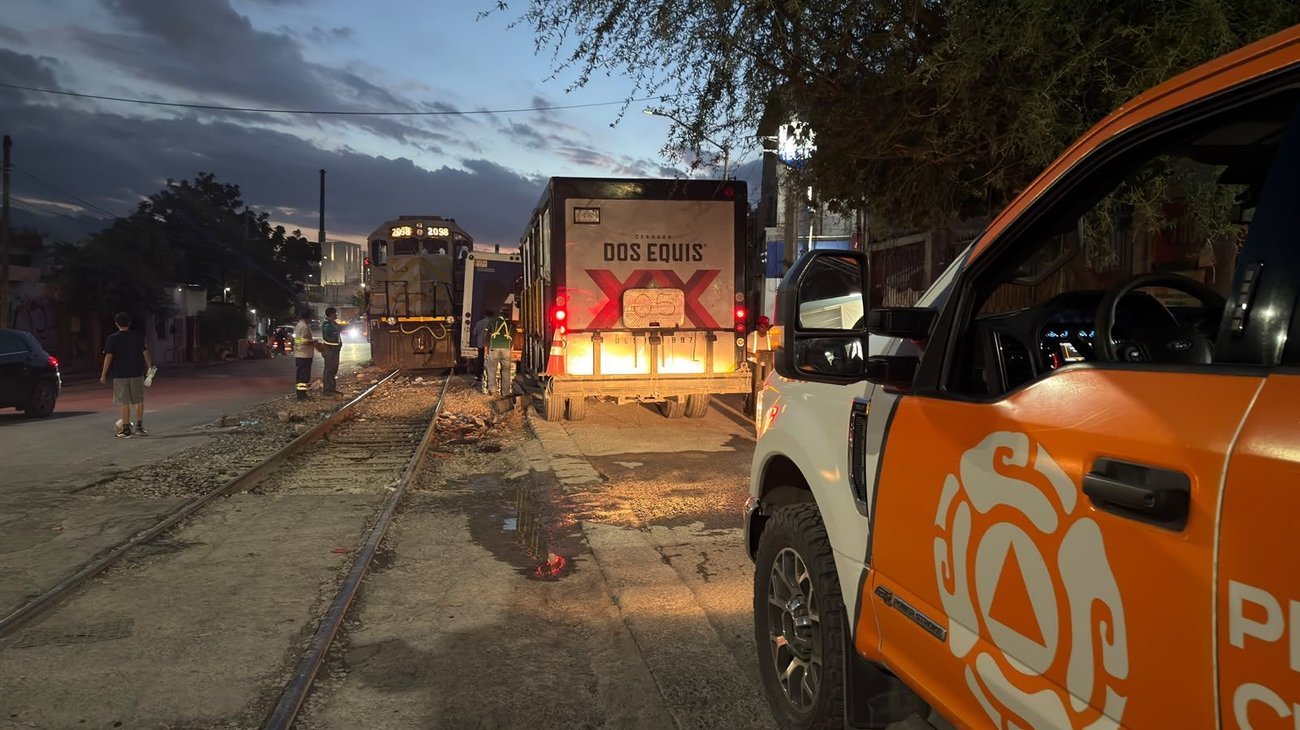 Tren choca con vehículo de carga en Monterrey; no hay heridos
