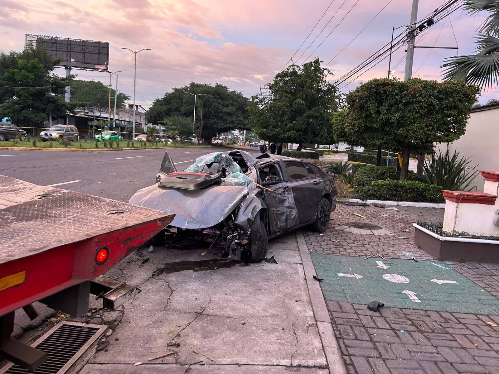 Automóvil derriba luminaria y queda abandonado tras choque en Insurgentes en Tepic