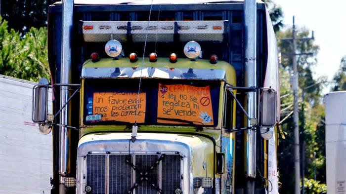 El autotransporte no aguanta más: cierran carreteras de Tlaxcala y amagan con crecer protestas de no atender inseguridad