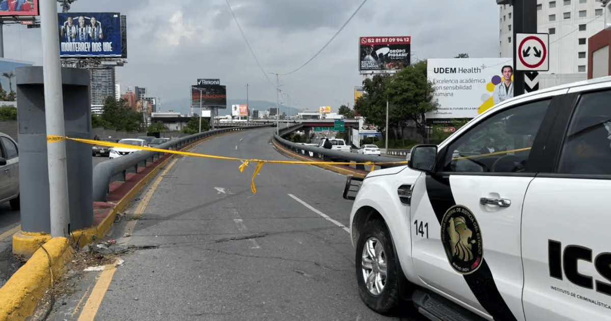 Ataque armado en puente vehicular de Nuevo León deja dos hombres muertos