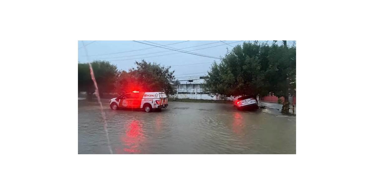 Lluvias y frente frío deja caos vial en Nuevo León; Protección Civil suma siete rescates