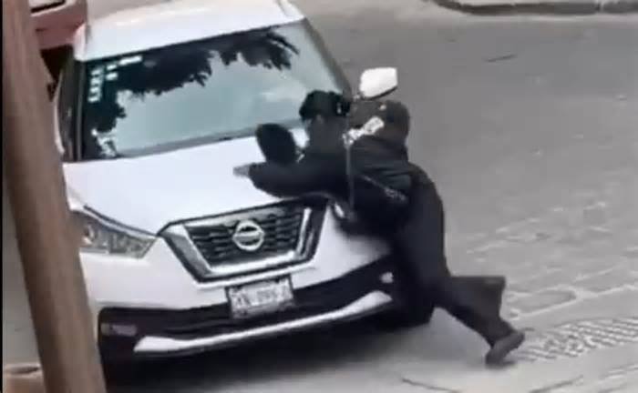 Detienen a conductora que embistió a una policía que le pidió mover su auto en San Miguel de Allende, Guanajuato