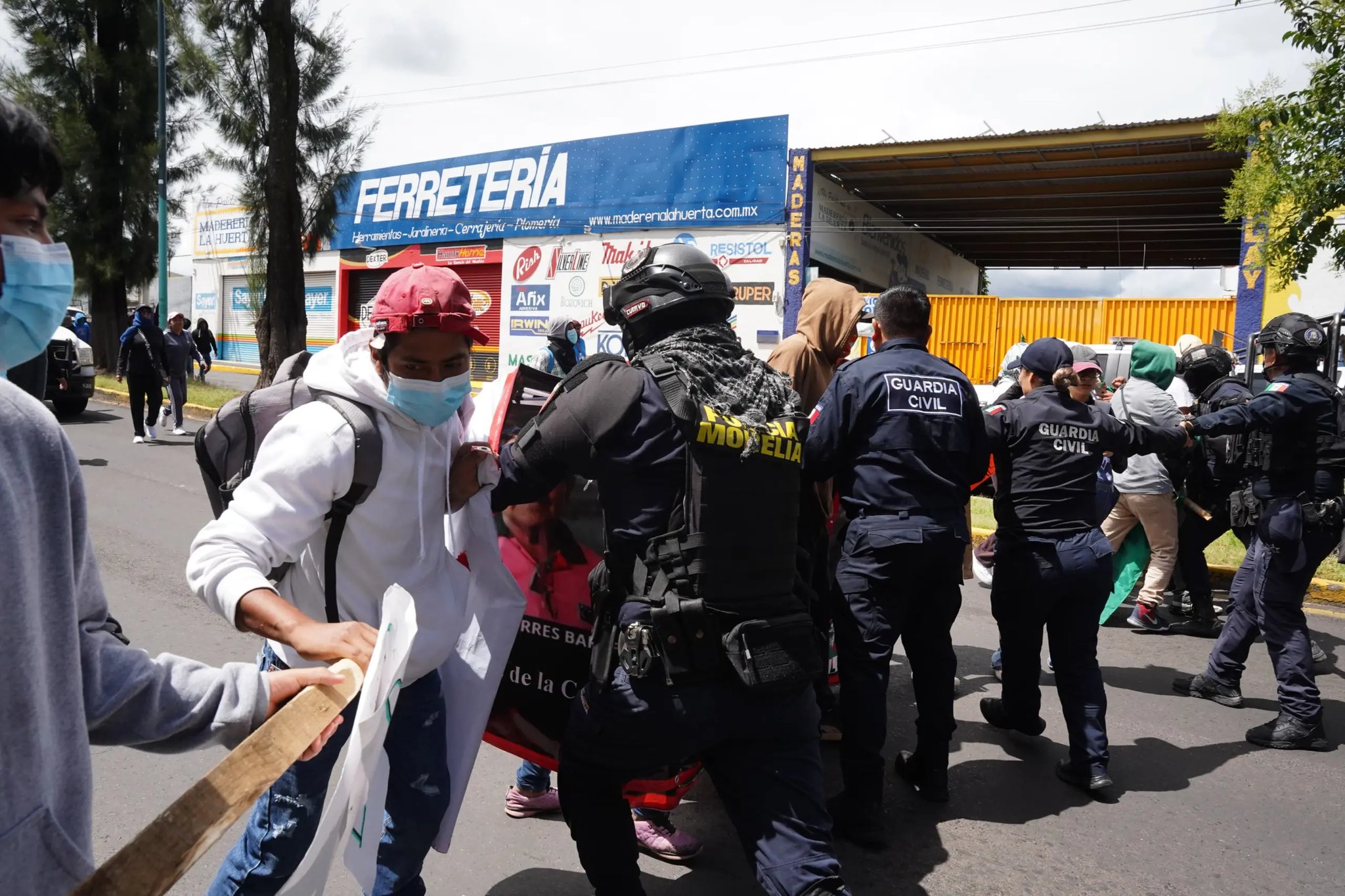 Se desata la tensión en avenida La Huerta por choque entre el FNLS y la policía en Morelia