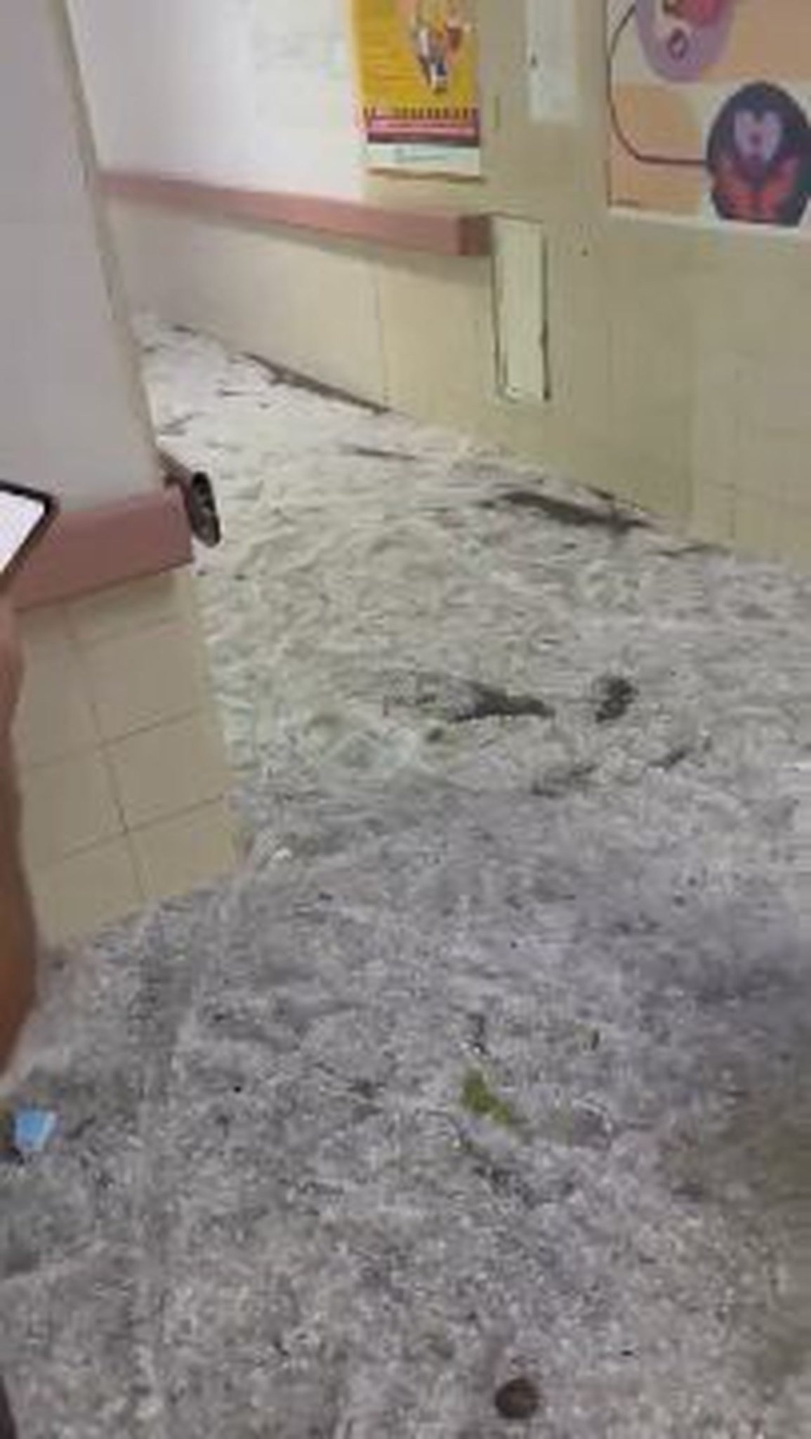 Tormenta de granizo inunda los pasillos del Hospital General de Zona No. 6 del IMSS en Ciudad Juárez