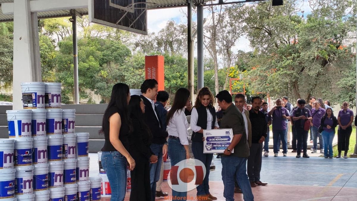 Ayuntamiento entrega insumos para mejorar condiciones de 105 escuelas de Morelia