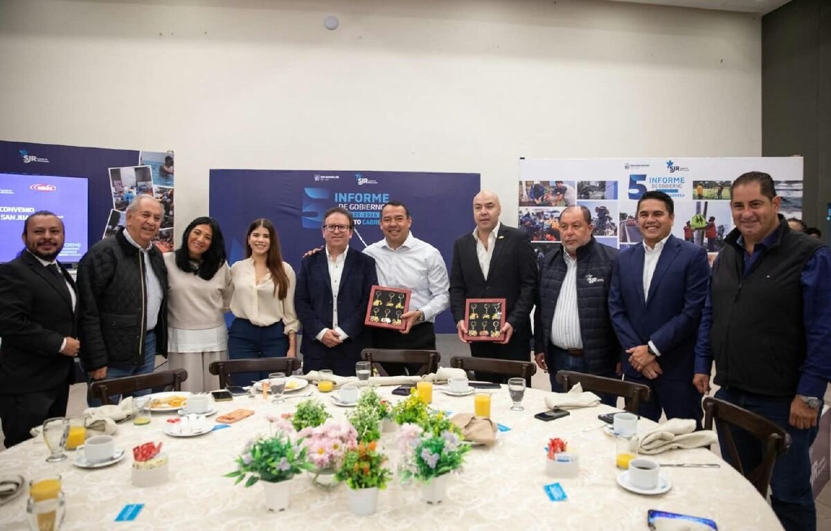Roberto Cabrera firma convenio con la CMIC en San Juan del Río