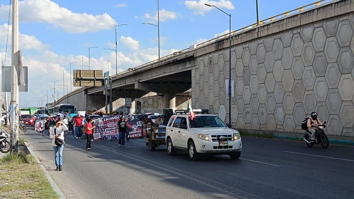 Trabajadores del IMSS marchan en San Luis Potosí; tránsito se ve parcialmente afectado