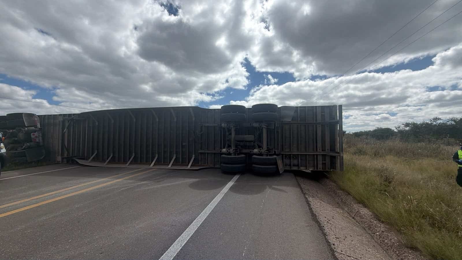 Cierre total en la carretera San Felipe–Guanajuato por volcadura de tractocamión