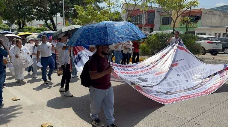 Trabajadores del IMSS toman las calles de Tuxtla