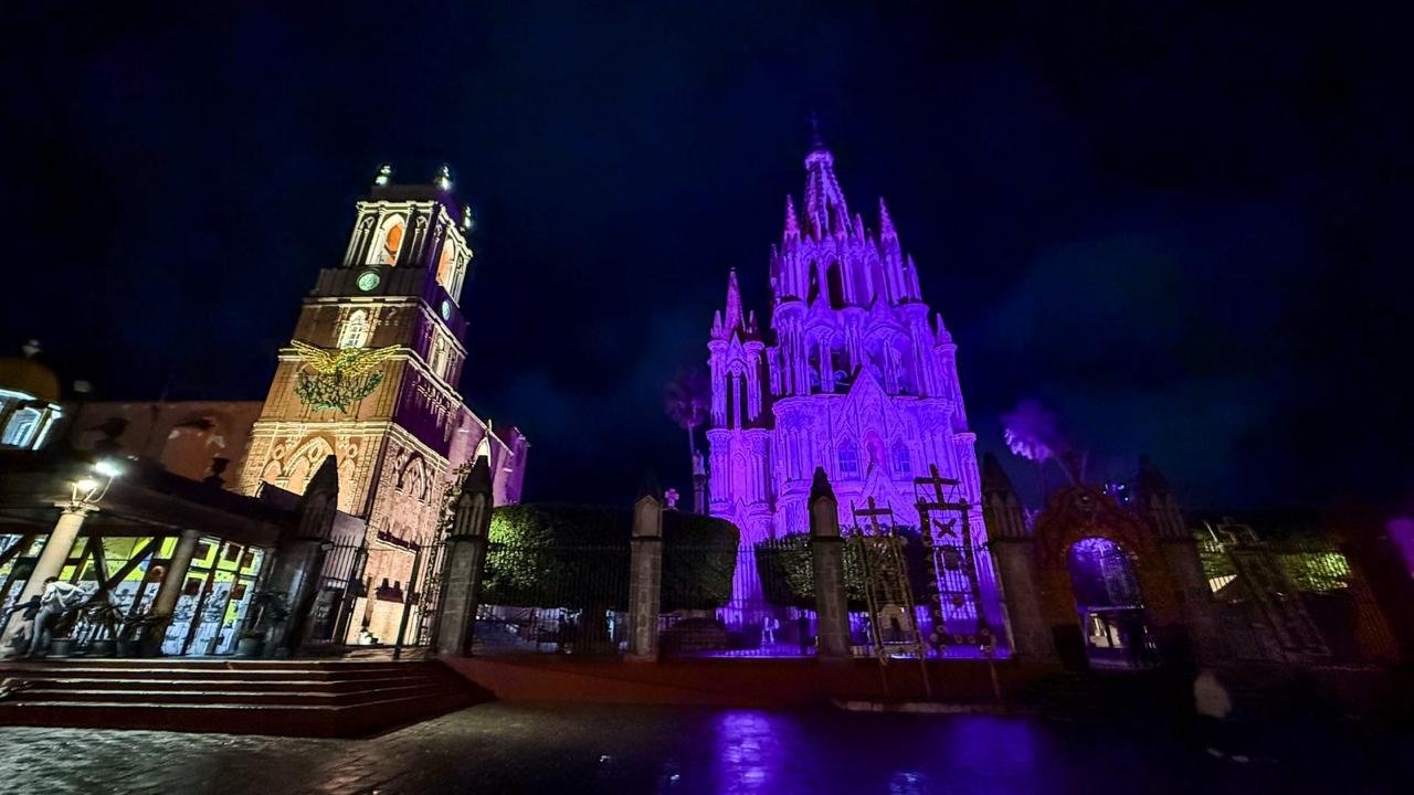 Ilumina San Miguel su parroquia en apoyo a las mujeres