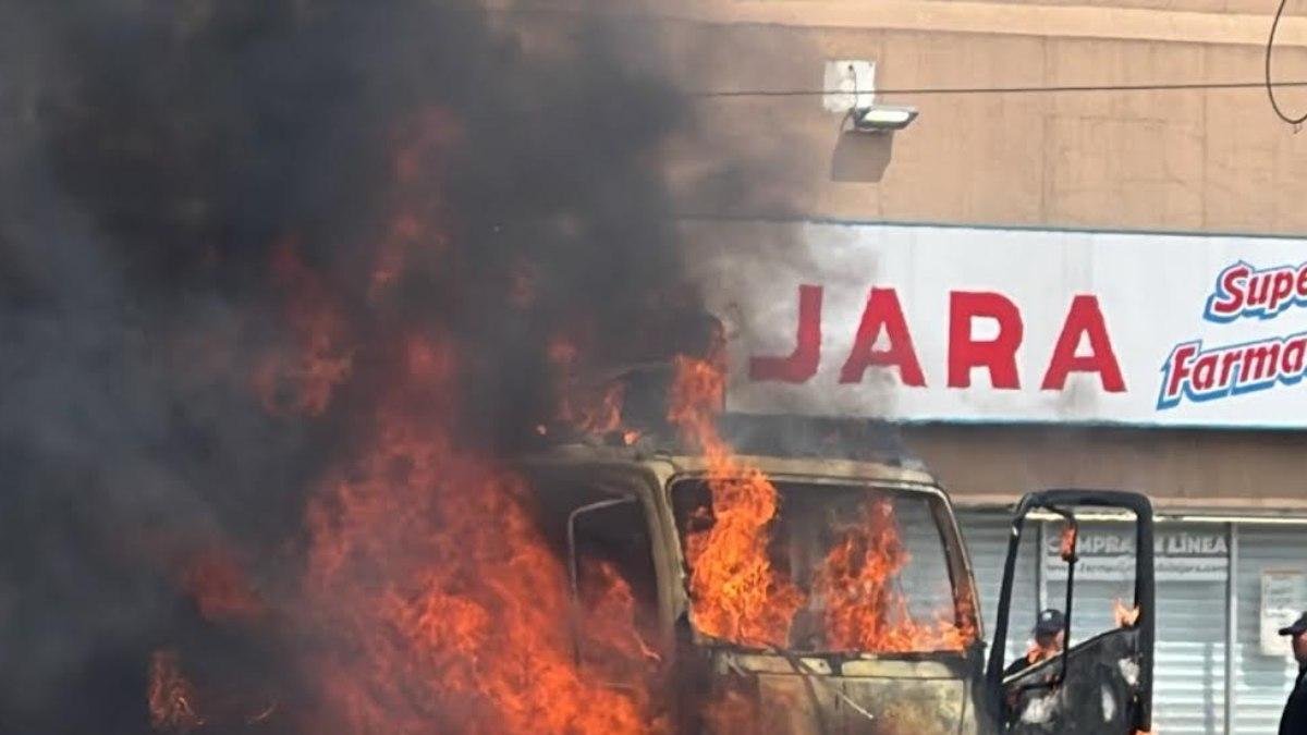 Normalistas protestan y queman unidades repartidoras en Morelia