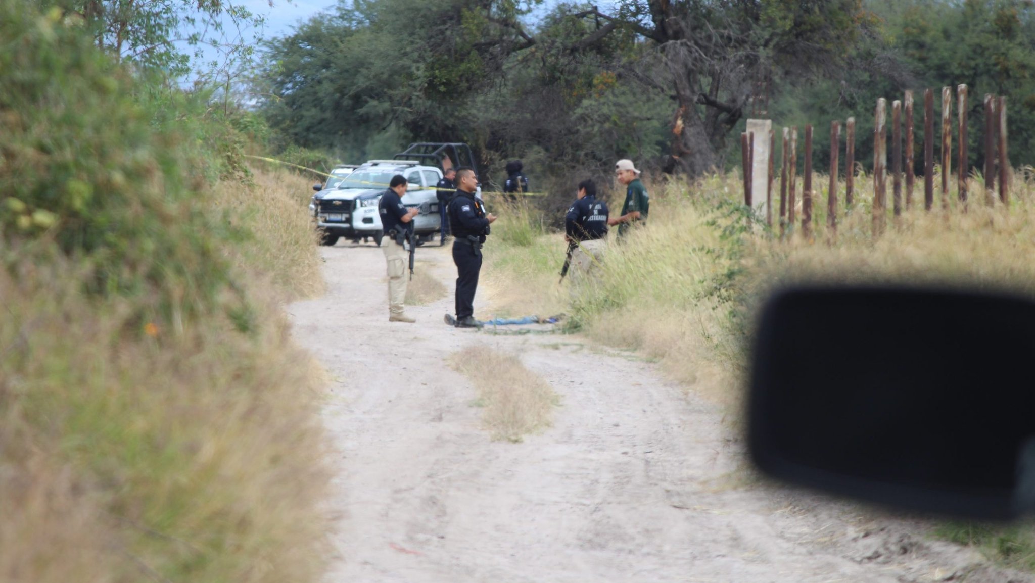 Hallan cuerpo con disparos en la cabeza junto a las vías del tren en San Francisco del Rincón