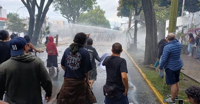 ️ Usaron cañones de agua no autorizados contra manifestantes: alistan sanciones contra mandos policiales en Jalisco