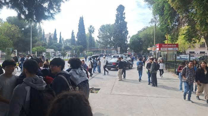 Entre el frío y bloqueos. Alumnos del Tec de Saltillo acampan afuera del plantel; exigen respuesta a pliego petitorio
