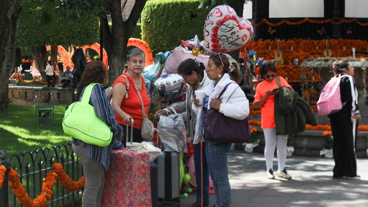 ¡Hasta de Asia! Turistas llegan a Morelia y admiran sus decoraciones