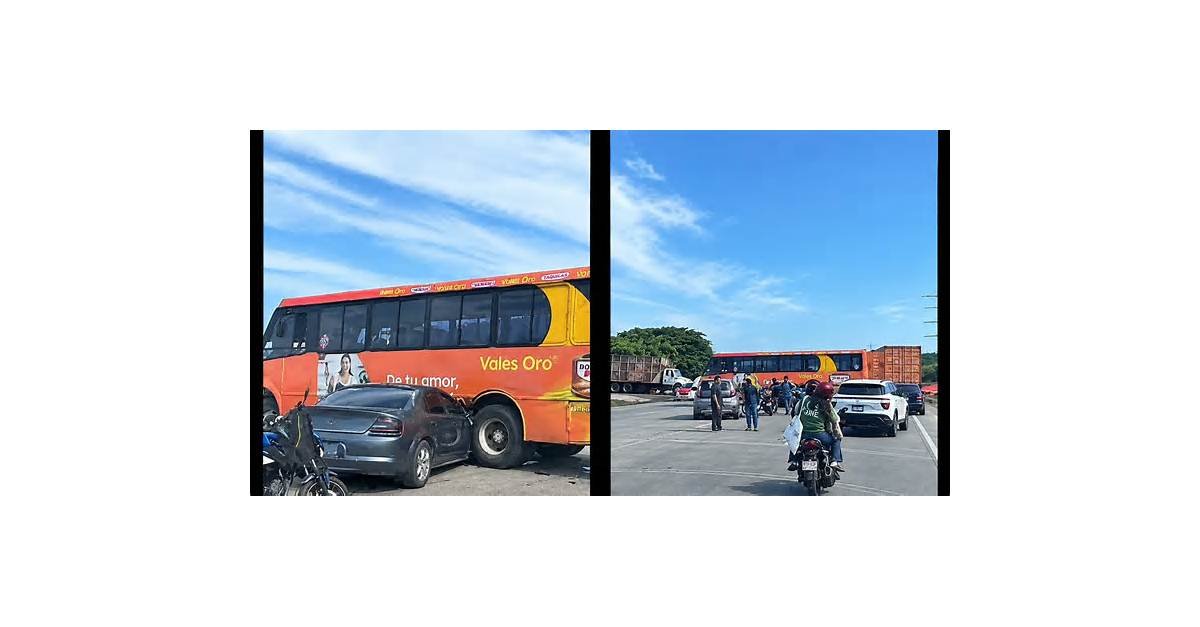 Camión de pasajeros y automóvil chocaron en el kilómetro 13.5 de Veracruz