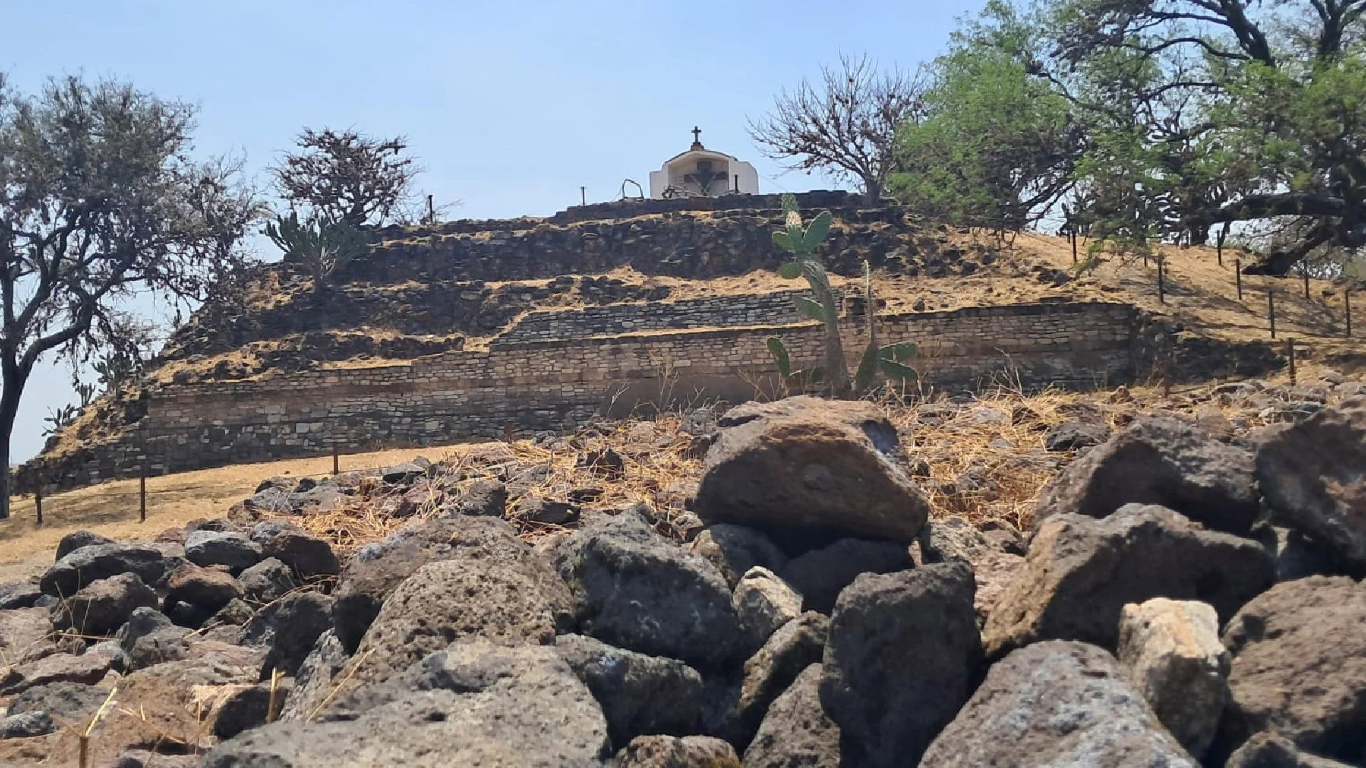 Avanzan trabajos de investigación y rescate en la zona arqueológica del Barrio de la Cruz en San Juan del Río