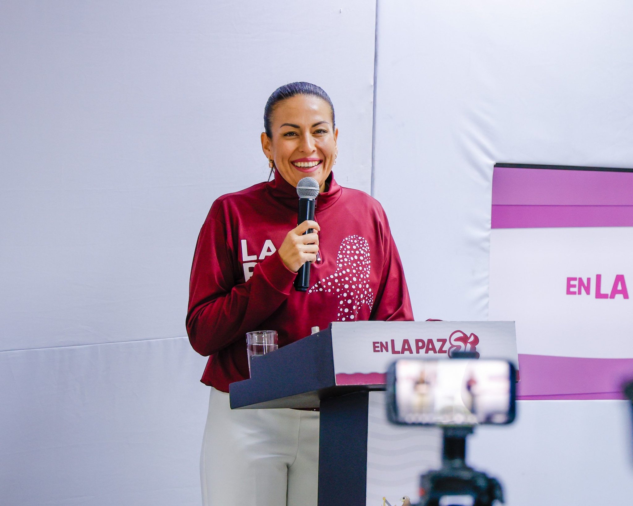 Entregan uniformes a deportistas de La Paz rumbo a la Olimpiada Estatal