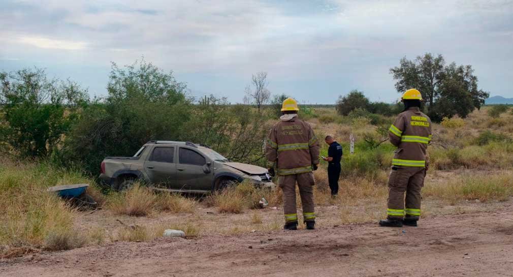 Mujer sufre lesiones leves tras perder control de su auto en carretera Hermosillo-Bahía de Kino