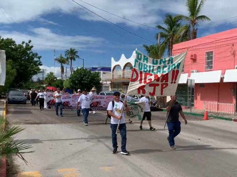 Marchan trabajadores del IMSS en La Paz; exigen mejoras salariales