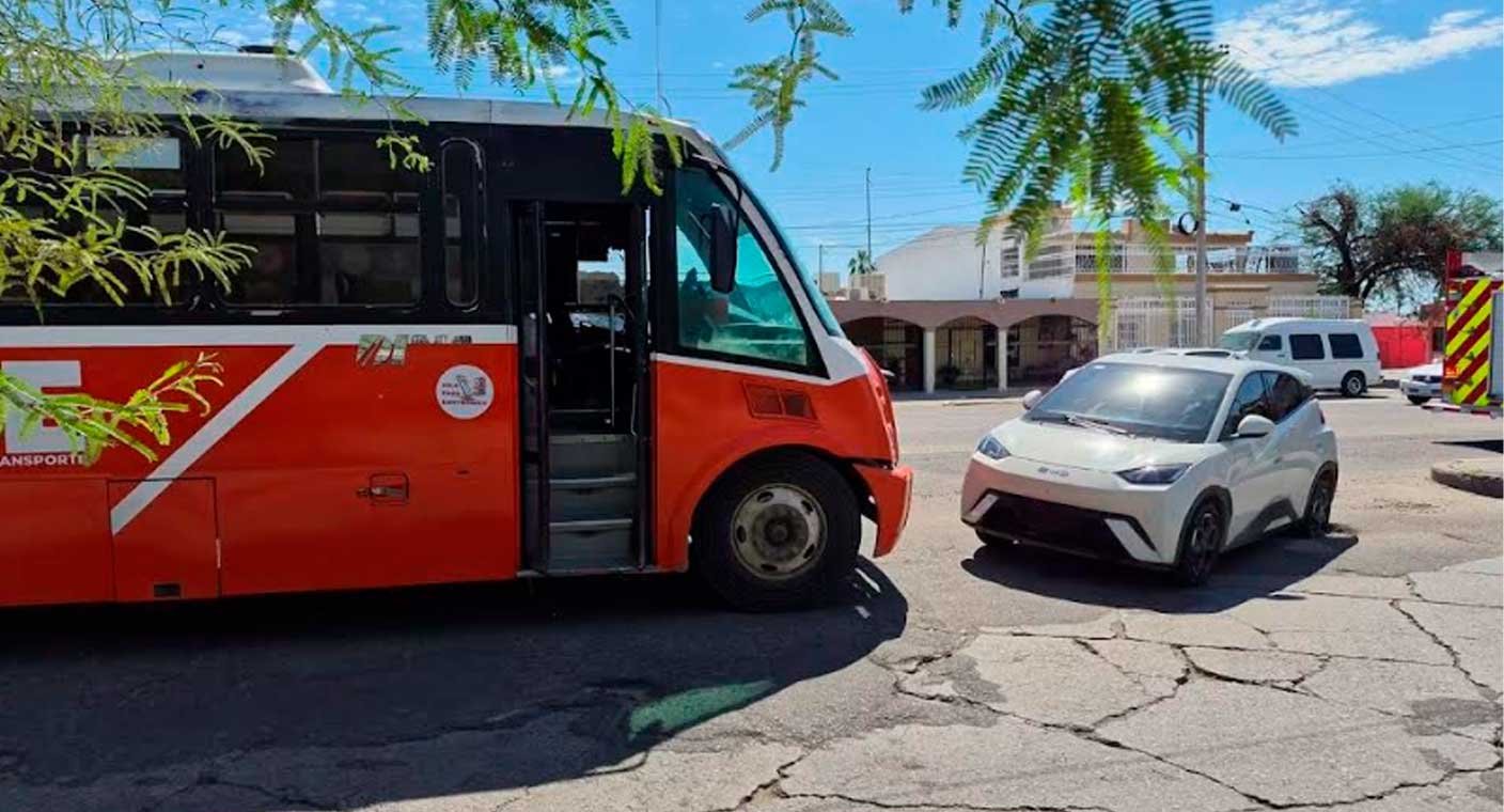 Bache provoca choque entre auto y camión en colonia Modelo de Hermosillo