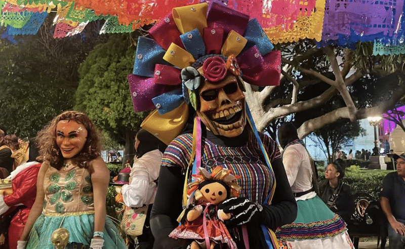 Xantolo llena de música y color las calles de la ciudad