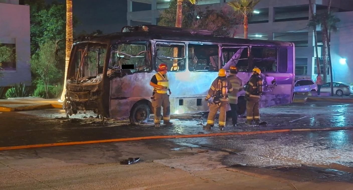 Camión de transporte urbano quedo en pérdida total tras incendiarse en bulevar Kino en Hermosillo