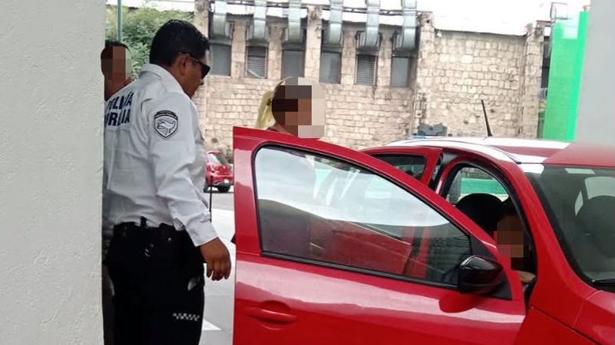 Policías abren paso entre el tráfico para auxiliar a mujer de 95 años en Morelia