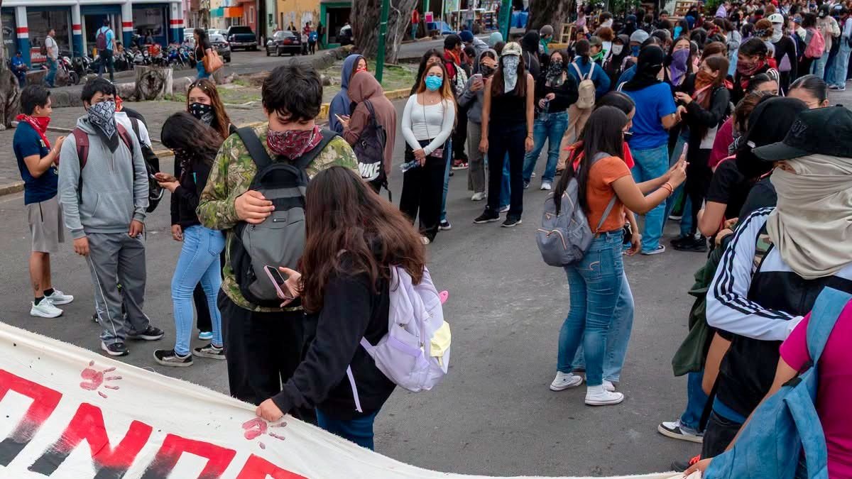 Normalistas marchan en Morelia para exigir transporte rumbo a movilización del 2 de octubre