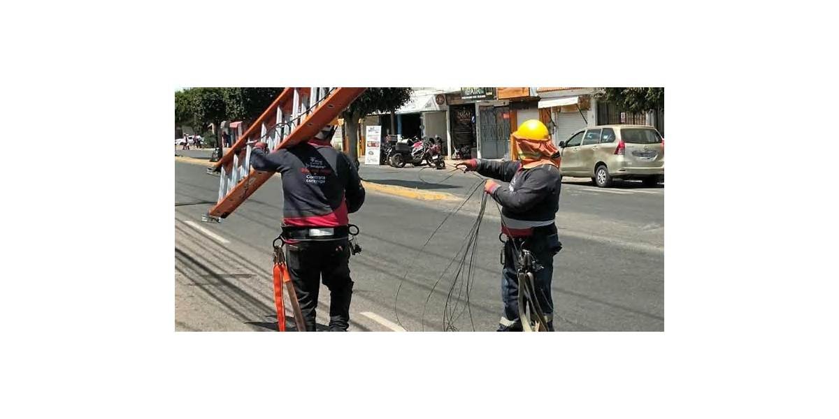 San Juan del Río retira cableado obsoleto en avenida Pedregoso