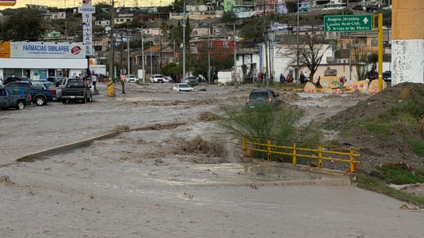 Tormenta Desborda Arroyos y Arrastra Vehículos en el Poniente de Ciudad Juárez