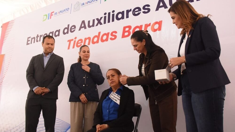 Entregan 110 auxiliares auditivos a 61 personas en Irapuato