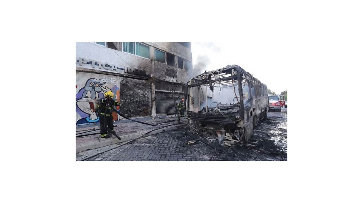 Camión de transporte público se incendia repentinamente en centro de Guadalajara