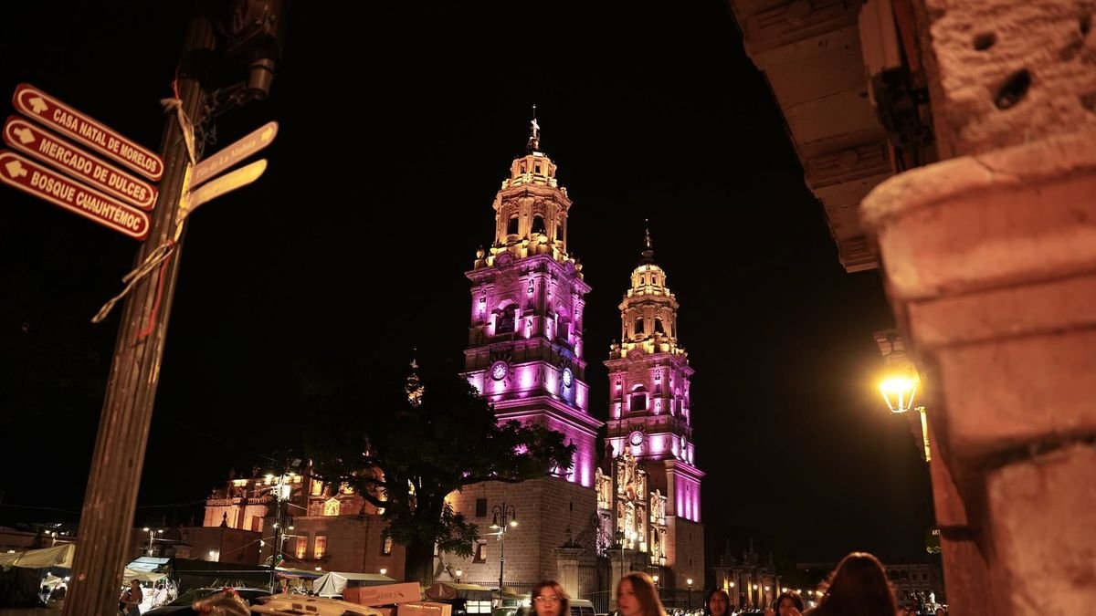 Esta noche, Caminata Pinktate de Rosa recorrerá Morelia y culminará con encendido rosa de Catedral
