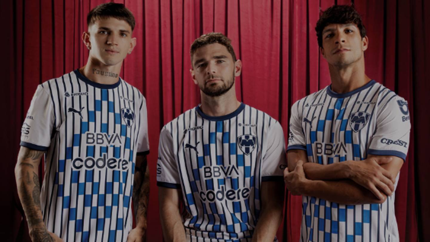 Un aficionado lleva el acordeón al nuevo jersey de Rayados