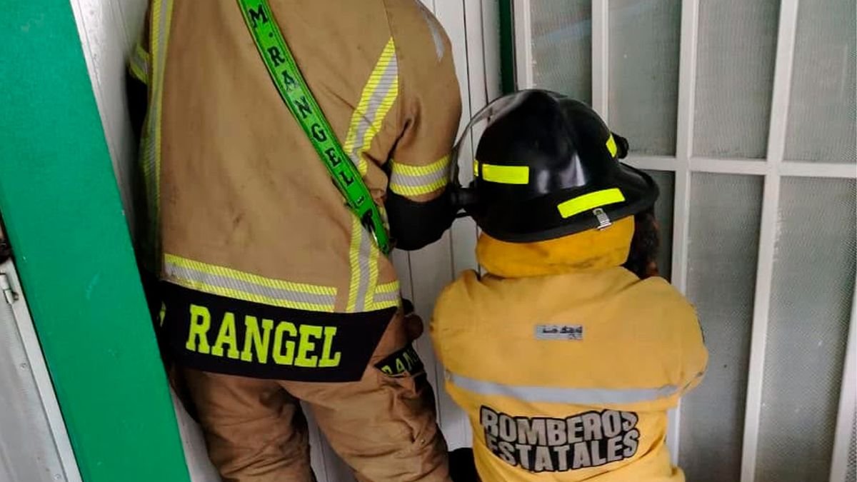 Hombre sufre caída en su casa en Morelia; familiares no tenían llaves y bomberos acuden al rescate