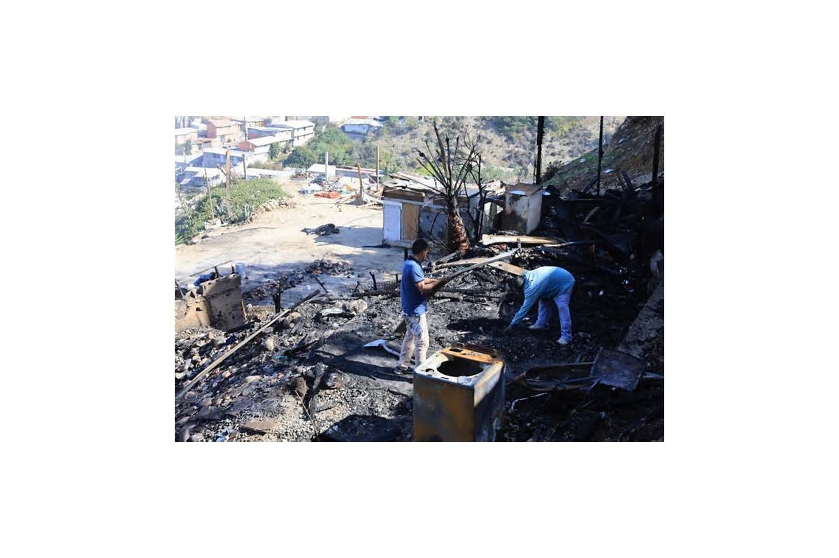 Una familia perdió su hogar y todo su patrimonio por una quema de basura en Tijuana; Elisa y sus hijos ahora necesitan ayuda para empezar de
