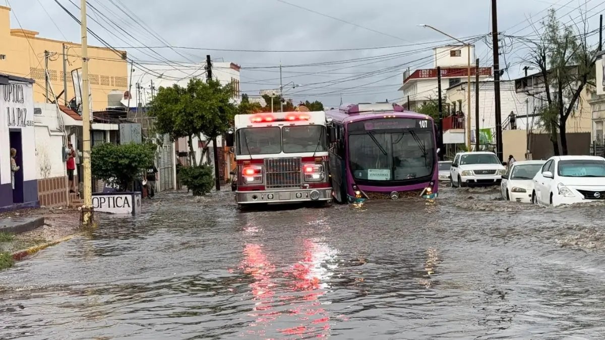 Bomberos evacúan a 18 personas de autobús atrapado en socavón en La Paz
