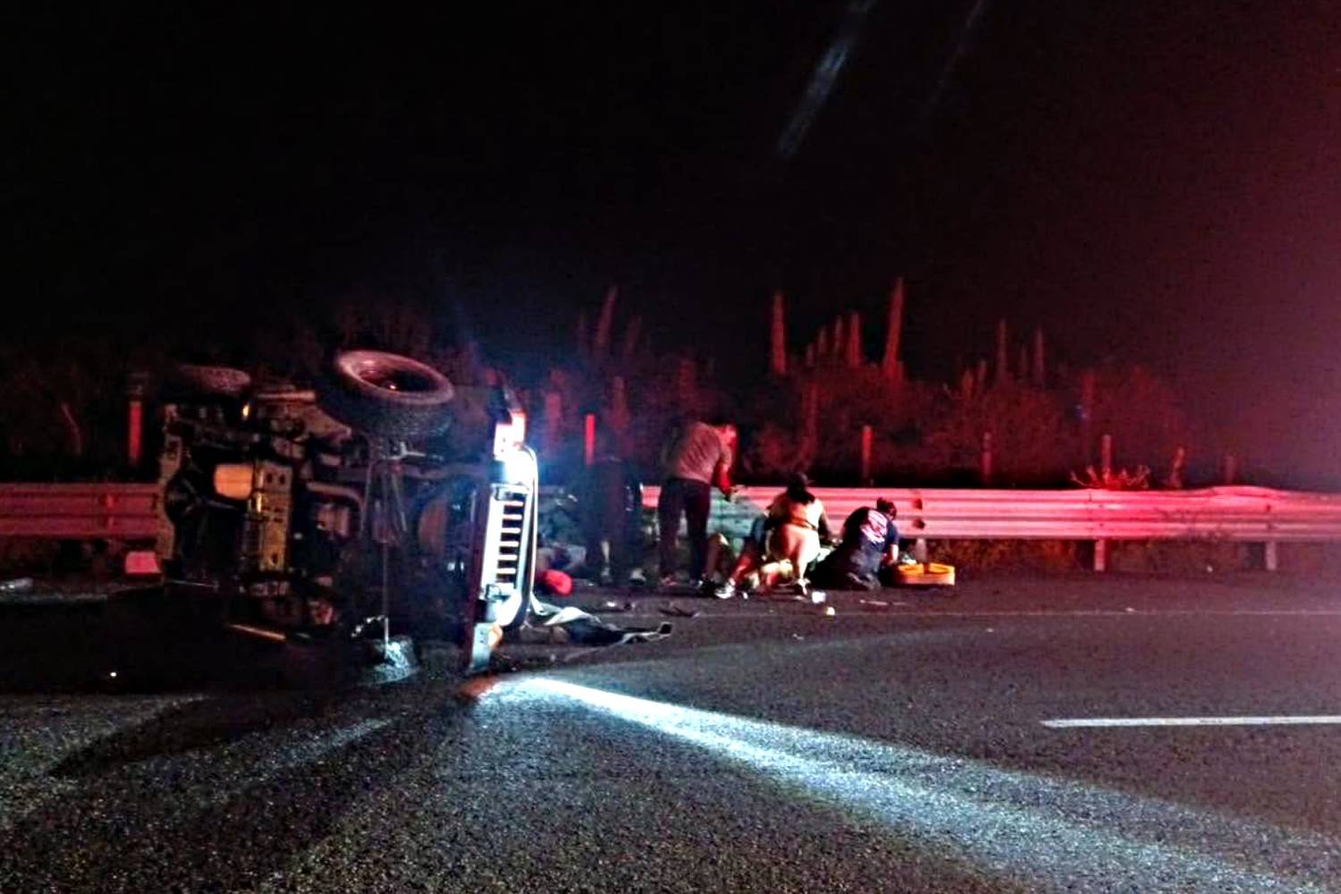Choque múltiple en carretera de La Paz a Cabo San Lucas dejó 2 lesionados, uno grave