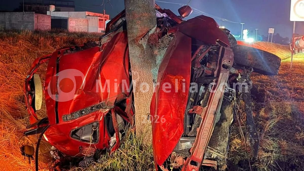 Camioneta termina destrozada contra un árbol en la Morelia-Pátzcuaro; conductor muere
