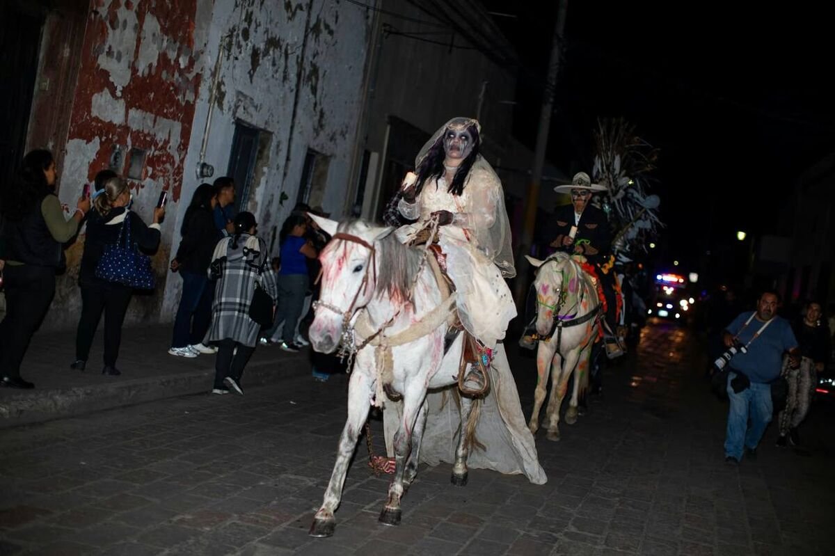 Realizan la Cabalgata de los Muertos en San Juan del Río