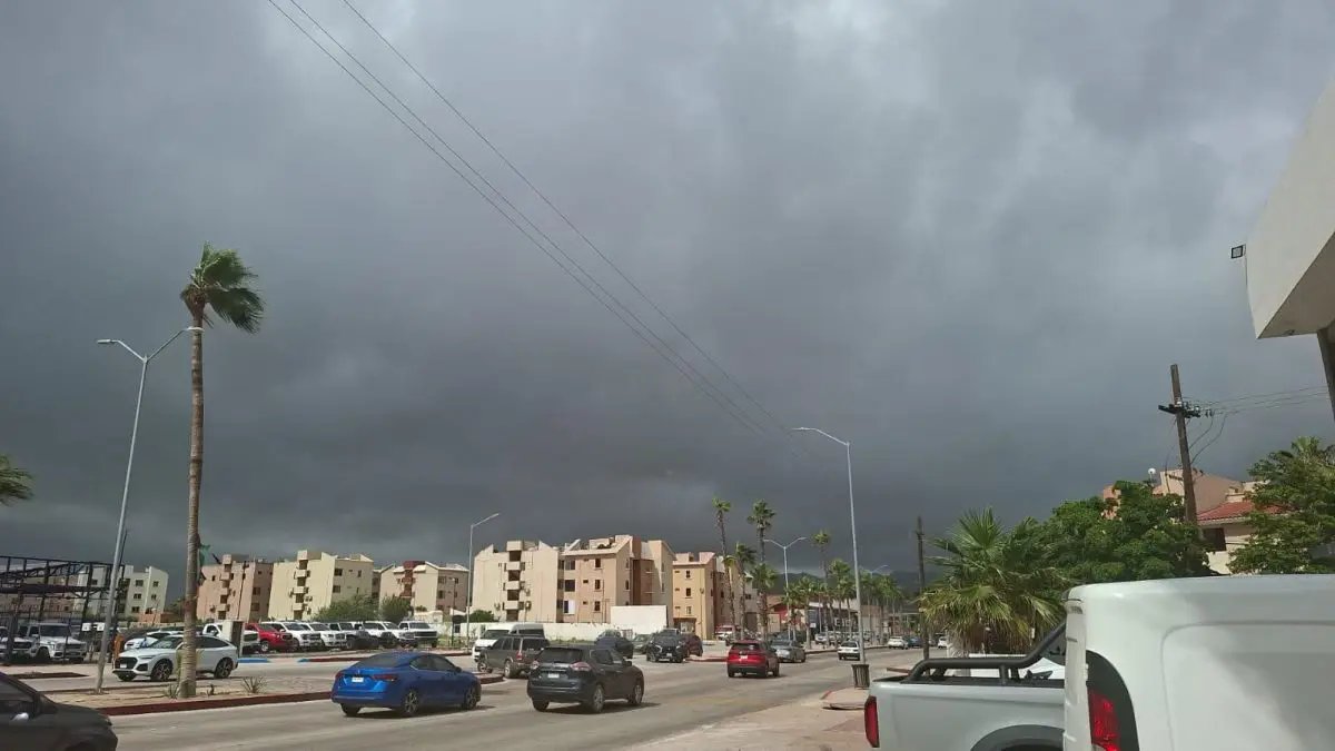 Huracán Rachel provoca oleaje de hasta 6 metros y lluvias en Los Cabos y La Paz